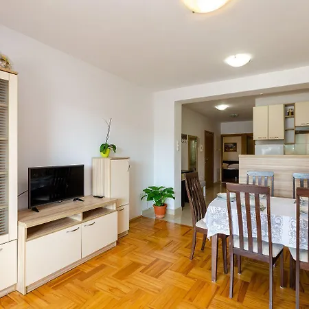 Apartment Modernes Nur 500 Meter Zum Mit Wifi Und Privatparkplatz Crikvenica